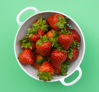 Core strawberries effortlessly – with just a straw!
